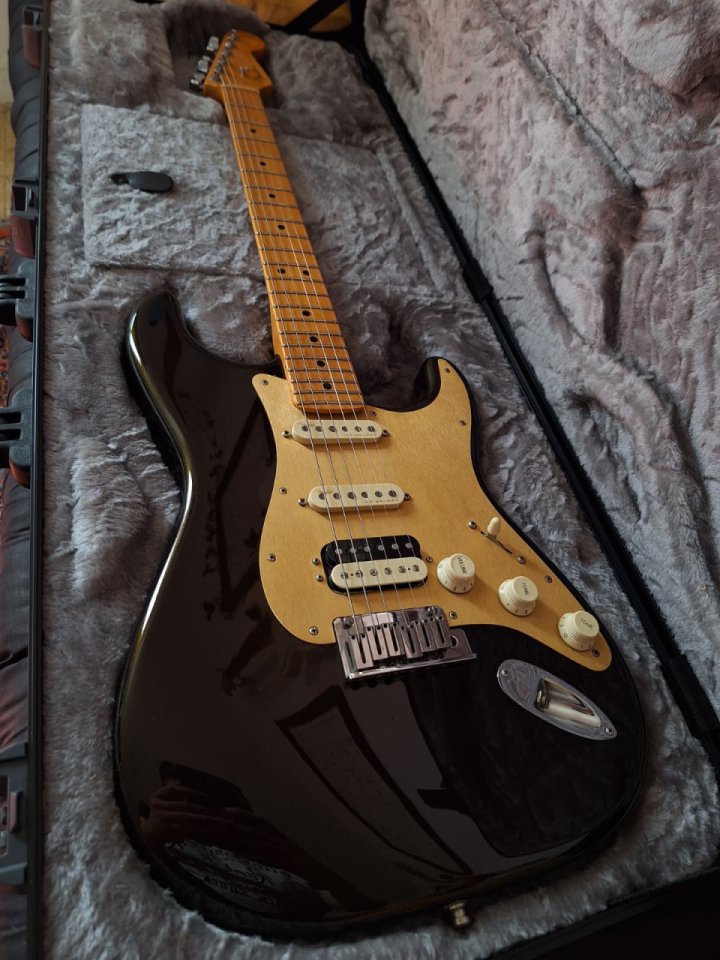 Cambio Fender Stratocaster American Ultra HSS