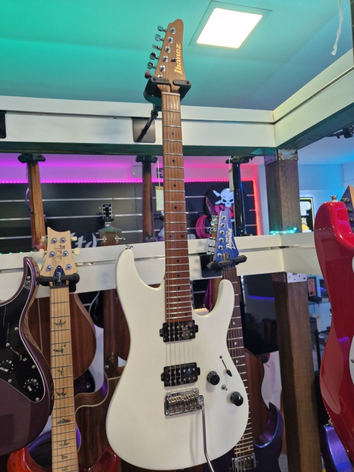 Ibanez Az2402 PWT de segunda mano · Foto 8 de 8 · Navarra · 1000 €