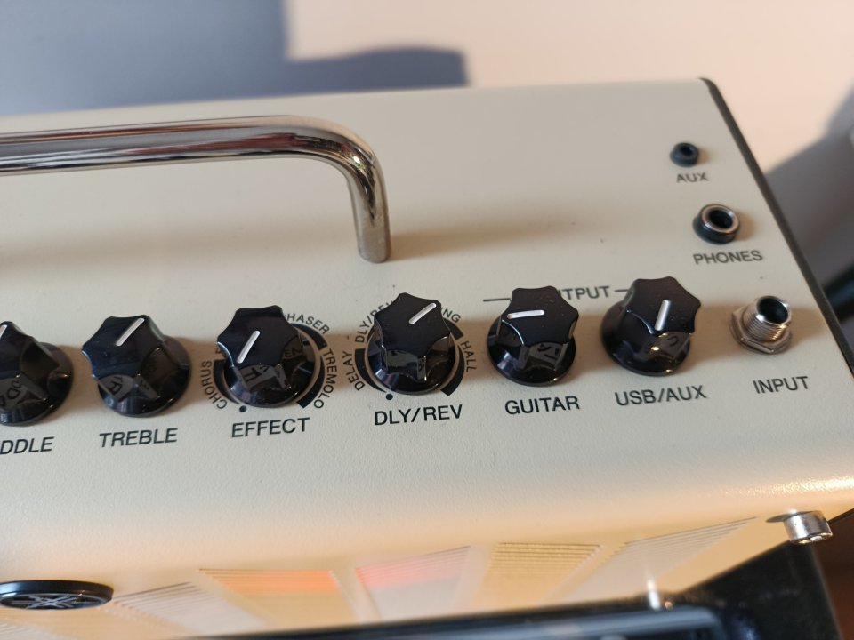 Amplificador Yamaha THR 10 de segunda mano · Foto 3 de 9 · Cantabria · 165 €