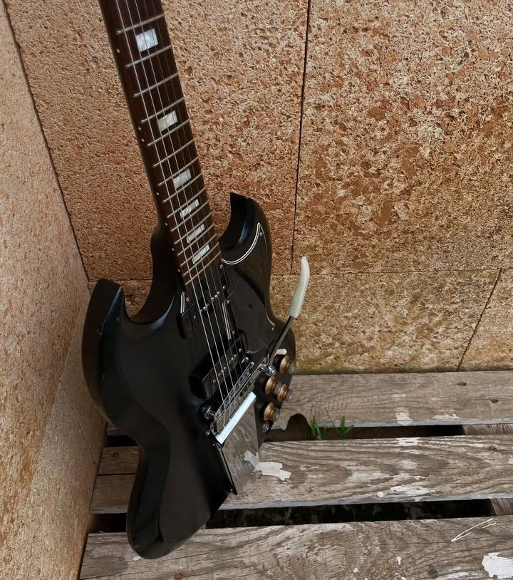 Gibson SG Special 70s Ebony con Lollar pickups y Maestro Vibrola de segunda mano · Foto 2 de 5 · Illes Balears · 1050 €