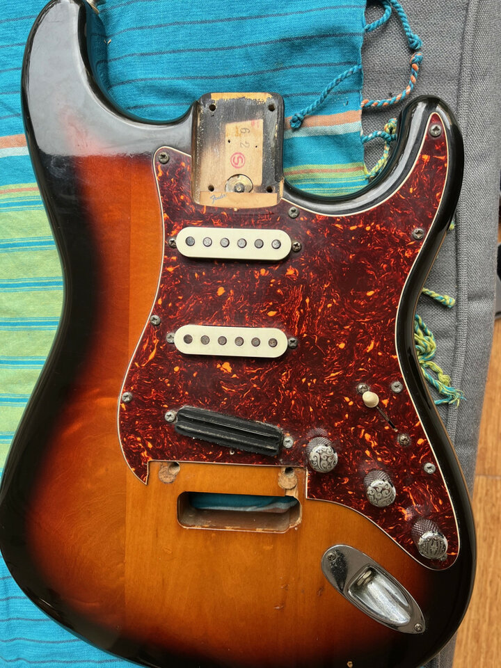 FENDER STRATOCASTER JAPAN CUERPO 80,s con pastillas