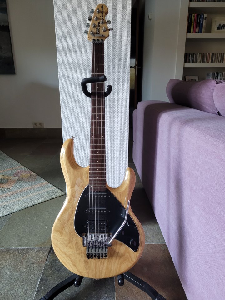 Music Man Silhoutte 1993 de segunda mano · Foto 1 de 10 · Madrid · 1600 €
