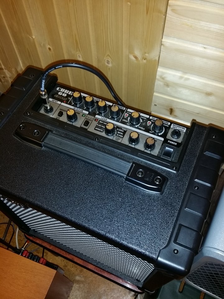 Roland CUBE 60 COSM de segunda mano · Foto 3 de 3 · A Coruña · 200 €