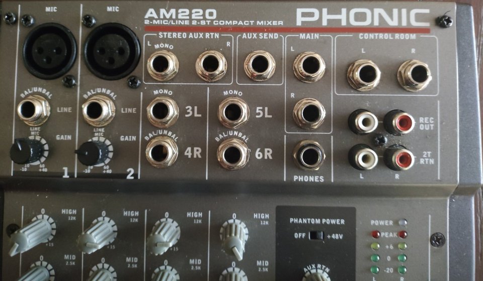 Mesa de Sonido Phonic AM220