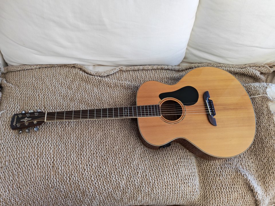Vendo guitarra Barítono Álvarez ABT60E de segunda mano · Foto 1 de 6 · Burgos · 350 €