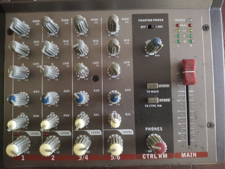 Mesa de Sonido Phonic AM220