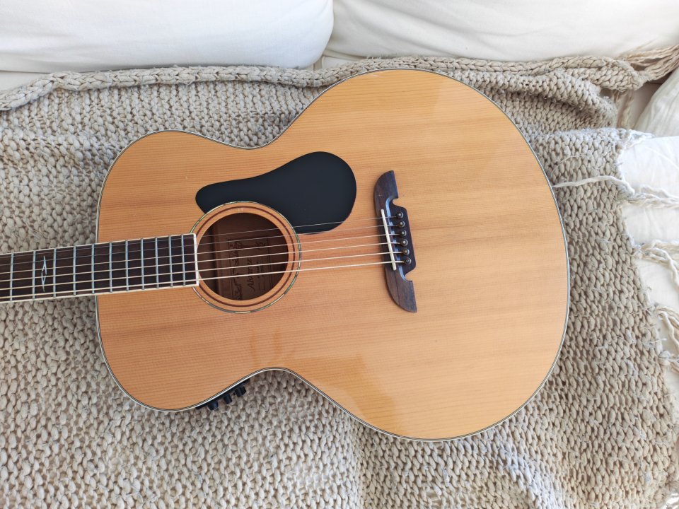Vendo guitarra Barítono Álvarez ABT60E de segunda mano · Foto 2 de 6 · Burgos · 350 €