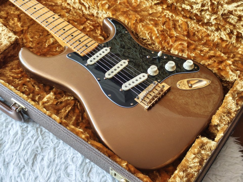 Fender Bruno Mars Signature Stratocaster 2023 - Mars Mocha de segunda mano · Foto 3 de 10 · Madrid · 2199 €