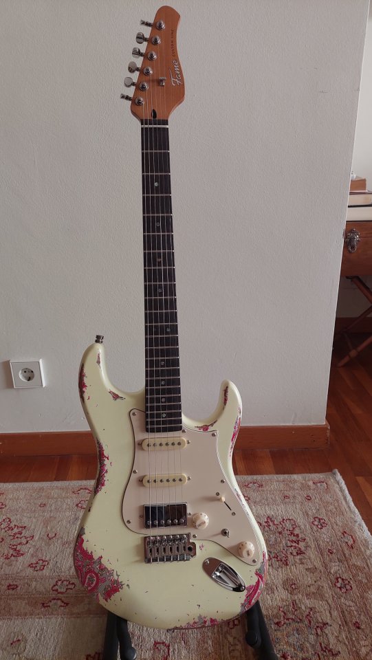 Fame Custom Line HSS RW Worn Vanilla sobre Paisley (Tipo Stratocaster) de segunda mano · Foto 1 de 6 · Barcelona · 560 €