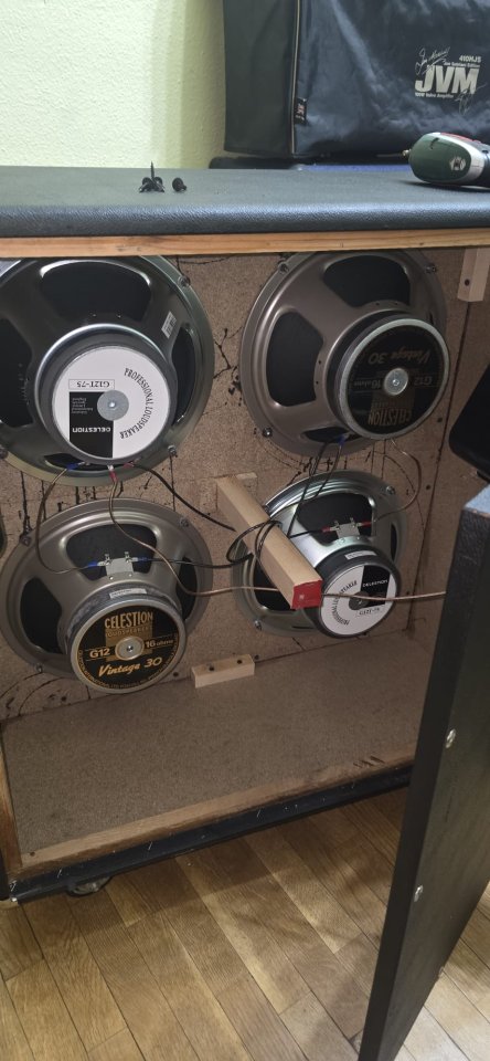 Pantalla 4x12B recta celestion V30 y GT12-75 de segunda mano · Foto 5 de 6 · Madrid · 350 €