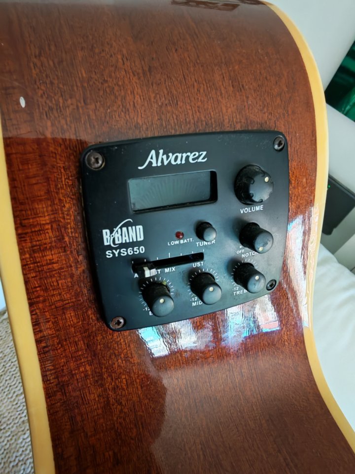 Vendo guitarra Barítono Álvarez ABT60E de segunda mano · Foto 5 de 6 · Burgos · 350 €