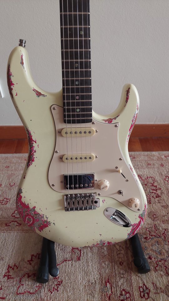 Fame Custom Line HSS RW Worn Vanilla sobre Paisley (Tipo Stratocaster) de segunda mano · Foto 2 de 6 · Barcelona · 560 €
