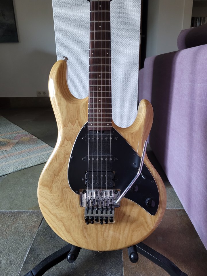 Music Man Silhoutte 1993 de segunda mano · Foto 2 de 10 · Madrid · 1600 €