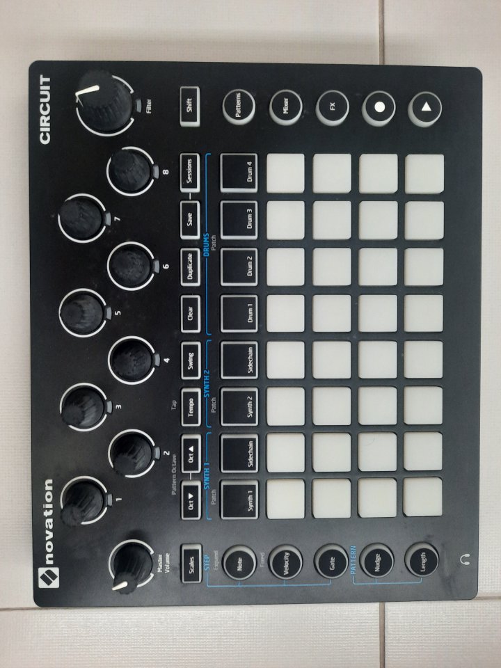 Novation Circuit (Muy buen estado) + Funda de regalo