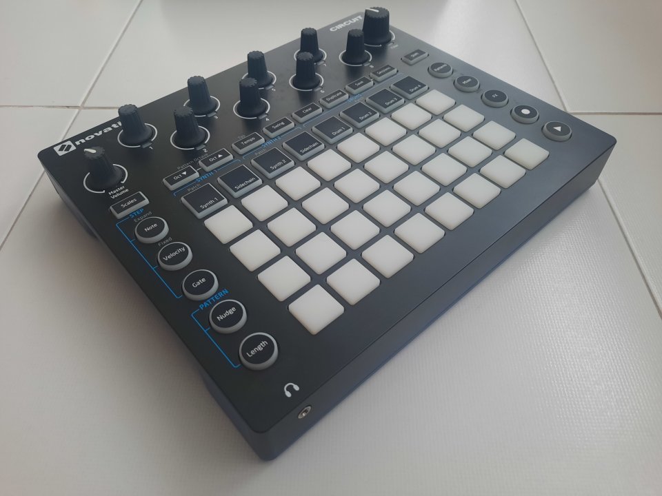 Novation Circuit (Muy buen estado) + Funda de regalo