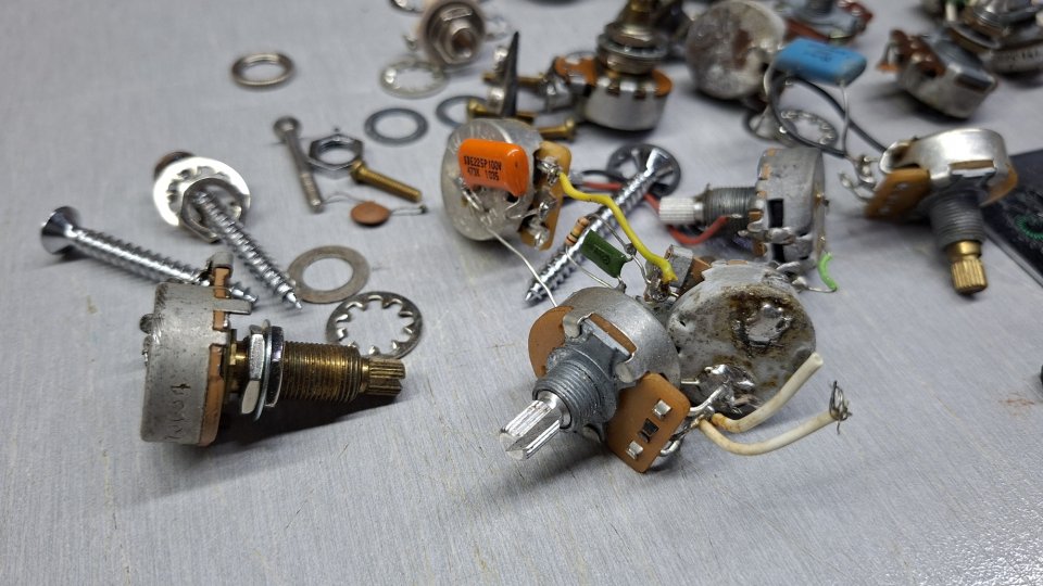 Lote de potenciómetros de guitarra de segunda mano · Foto 2 de 4 · Lugo · 30 €