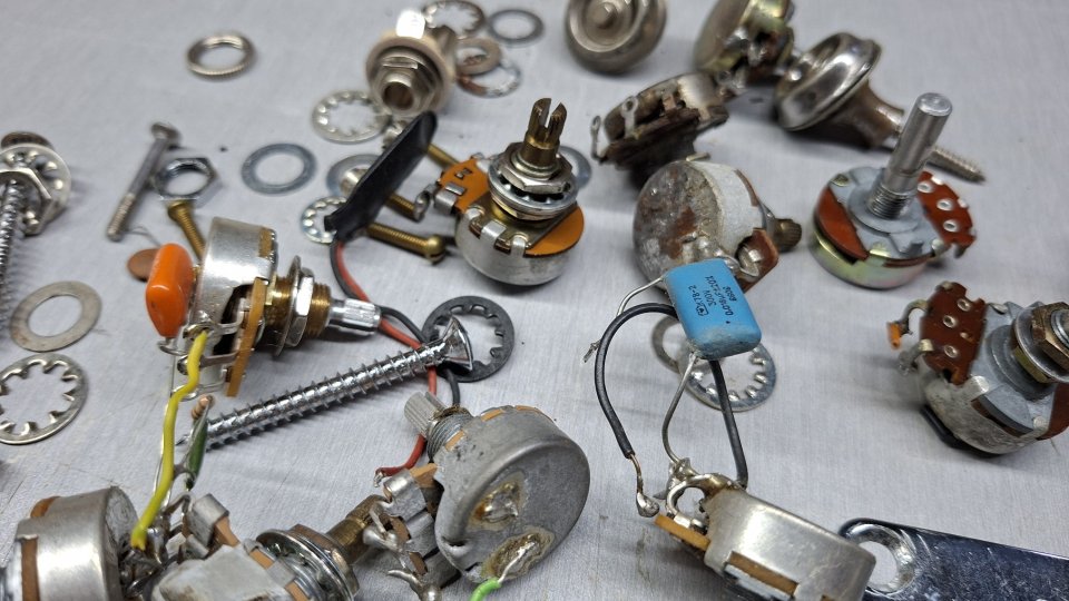 Lote de potenciómetros de guitarra de segunda mano · Foto 3 de 4 · Lugo · 30 €
