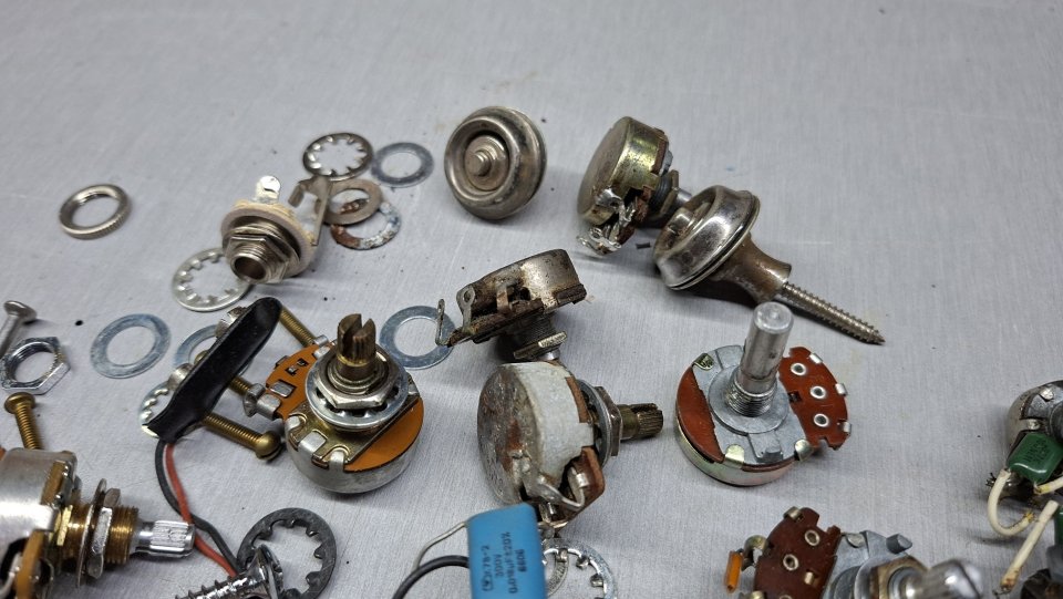Lote de potenciómetros de guitarra de segunda mano · Foto 4 de 4 · Lugo · 30 €