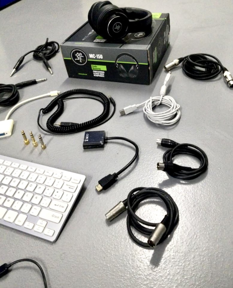 Conjunto de varios cables, auriculares, accesorios de segunda mano · Foto 2 de 6 · Barcelona · 120 €