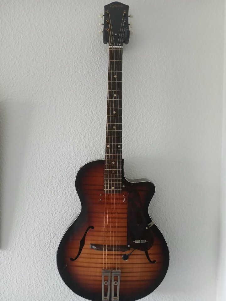 Egmond George Harrison 1956 con pastilla, Guitarra de colección.