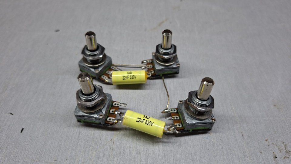 Eletrónica Potenciómetros MEC 500k + condensadores TAD Mustard Cap 22nF de segunda mano · Foto 1 de 4 · Lugo · 60 €