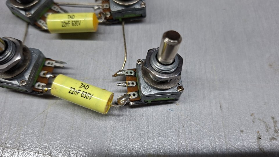 Eletrónica Potenciómetros MEC 500k + condensadores TAD Mustard Cap 22nF de segunda mano · Foto 2 de 4 · Lugo · 60 €