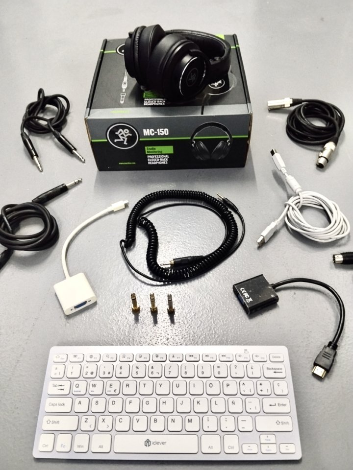Conjunto de varios cables, auriculares, accesorios de segunda mano · Foto 1 de 6 · Barcelona · 120 €