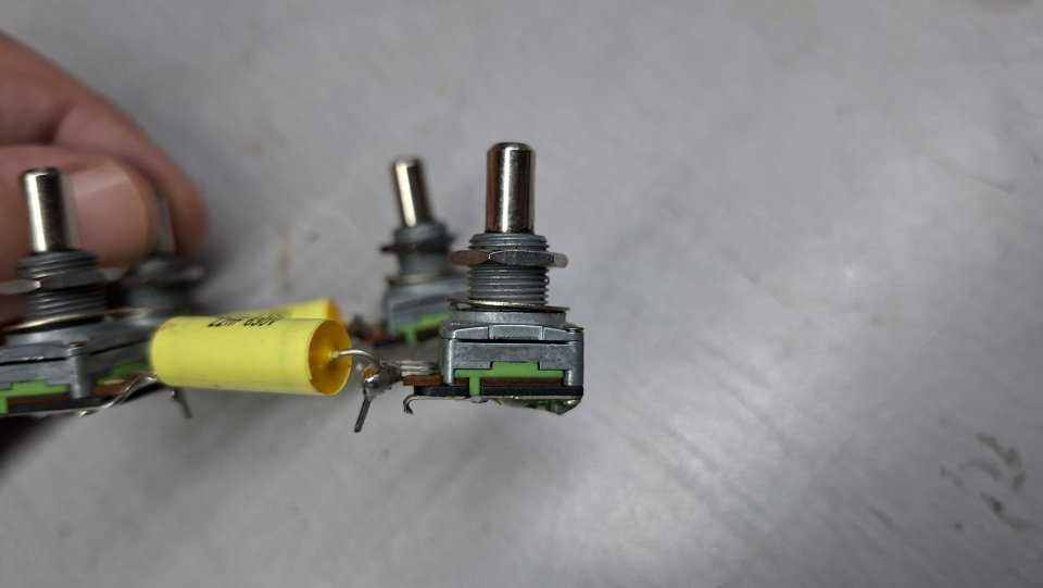 Eletrónica Potenciómetros MEC 500k + condensadores TAD Mustard Cap 22nF de segunda mano · Foto 3 de 4 · Lugo · 60 €