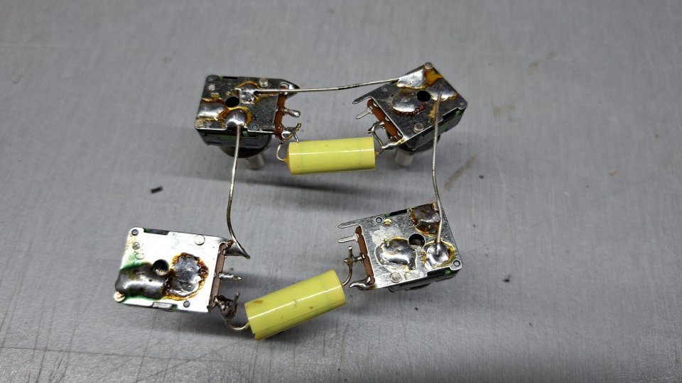 Eletrónica Potenciómetros MEC 500k + condensadores TAD Mustard Cap 22nF de segunda mano · Foto 4 de 4 · Lugo · 60 €