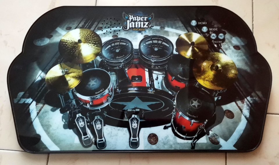 Paper Jamz Instant Rock Star Drums batería heavy rock táctil Smoke on the water demo de segunda mano · Foto 1 de 3 · Barcelona · 29 €