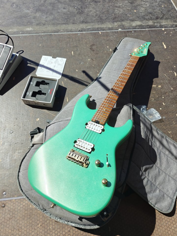 Soloking Custom Shop con Suhr SSV y SSV+ y estuche de segunda mano · Foto 1 de 3 · Badajoz · 400 €