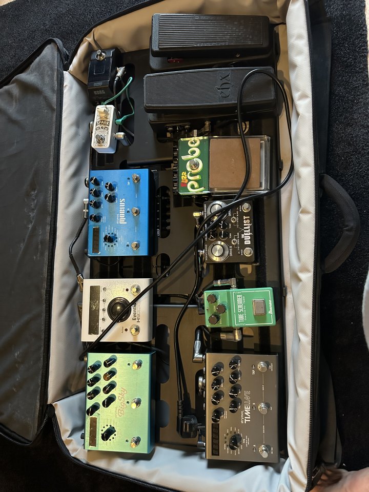 Pedalera con su case y soporte