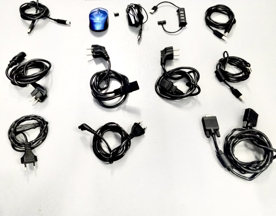 Conjunto de varios cables, auriculares, accesorios de segunda mano · Foto 5 de 6 · Barcelona · 120 €