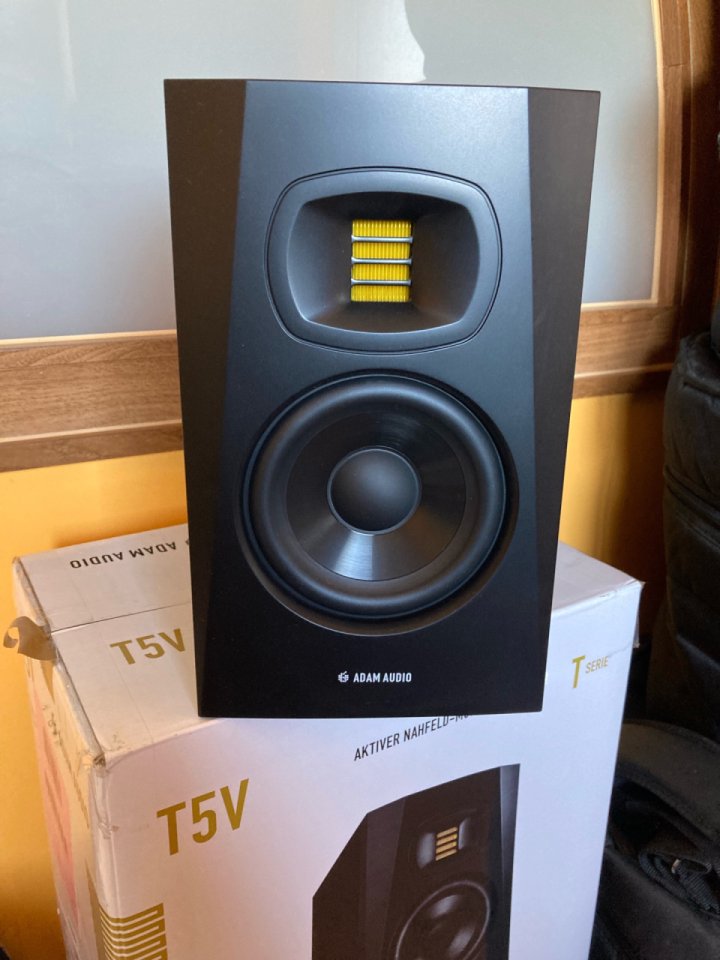 Monitores Adam Audio T5V de segunda mano · Foto 1 de 7 · A Coruña · 250 €