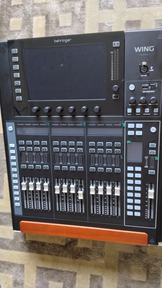 Vendo Berhinger Wing Compact + Flitghcase. de segunda mano · Foto 1 de 4 · Bizkaia · 1900 €