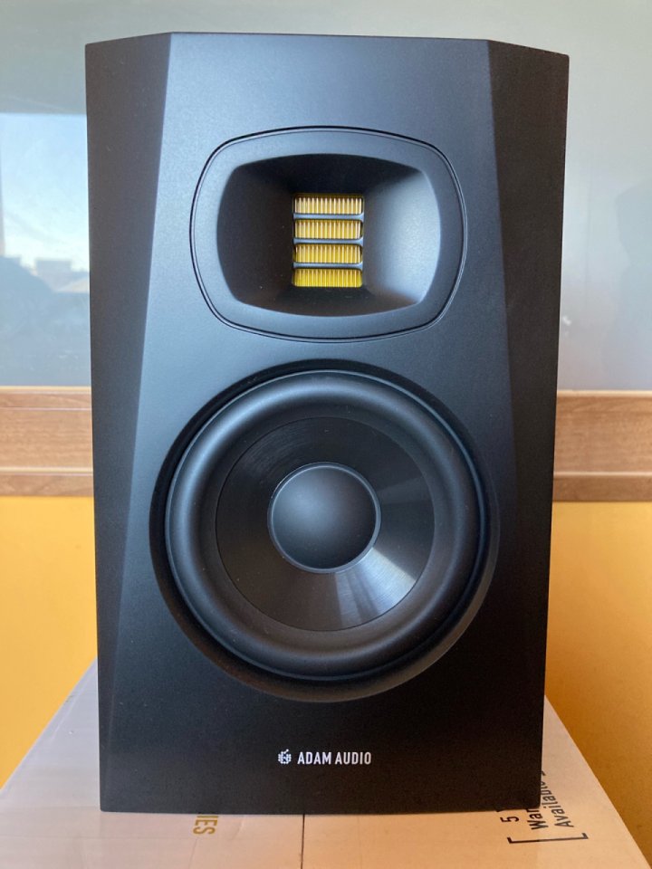 Monitores Adam Audio T5V de segunda mano · Foto 3 de 7 · A Coruña · 250 €
