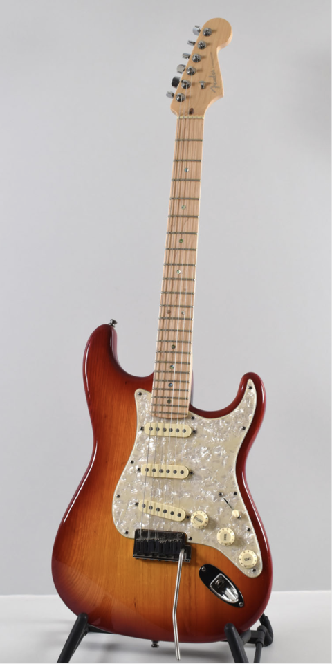 Fender American Deluxe Ash Stratocaster Aged Cherry Sunburst de segunda mano · Foto 2 de 3 · Sevilla · 1375 €