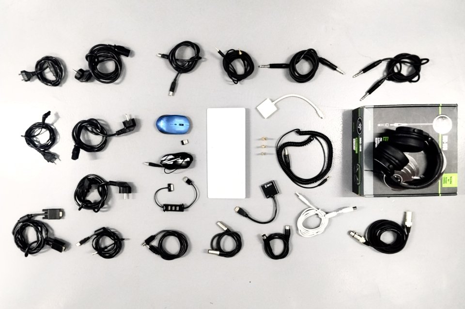 Conjunto de varios cables, auriculares, accesorios de segunda mano · Foto 3 de 6 · Barcelona · 120 €