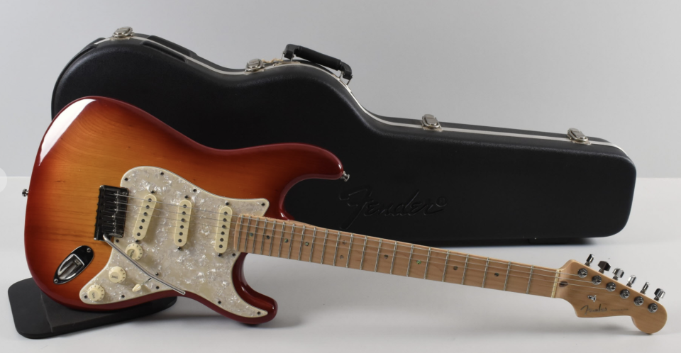 Fender American Deluxe Ash Stratocaster Aged Cherry Sunburst de segunda mano · Foto 3 de 3 · Sevilla · 1375 €