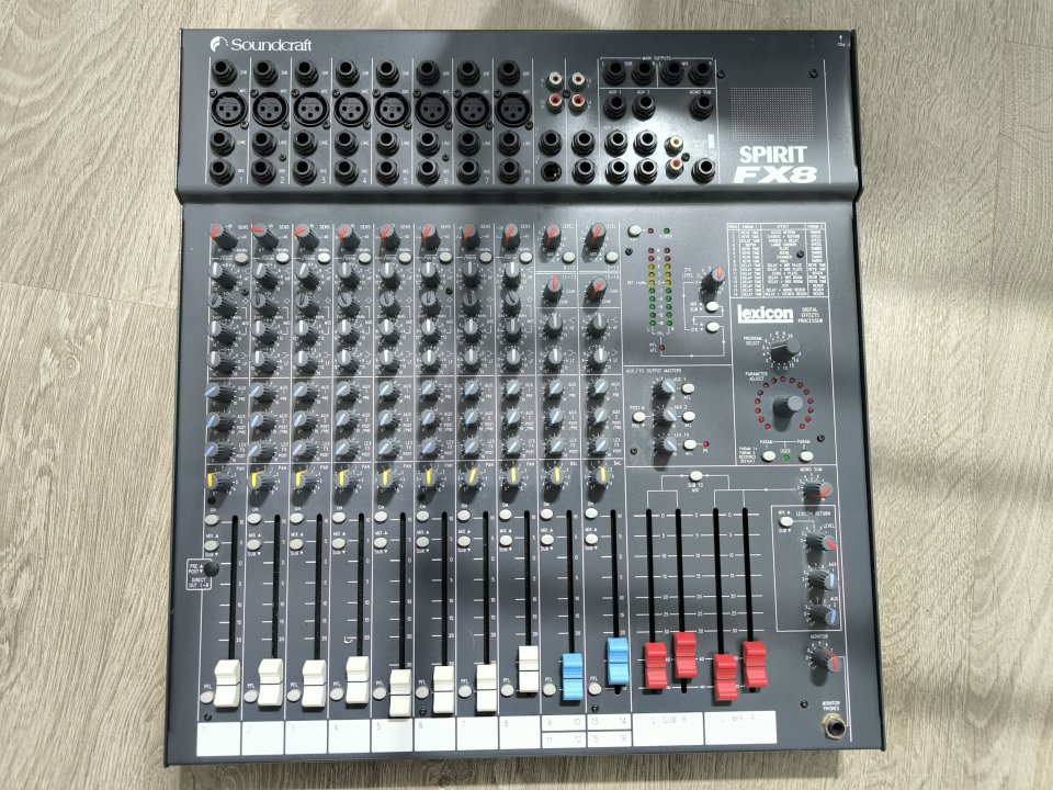 Mesa de mezclas Soundcraft Spirit FX8
