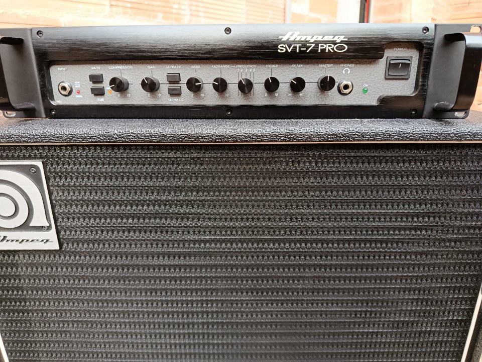 Ampeg SVT 7 PRO + Ampeg SVT 410 HE + Caixa protectora
