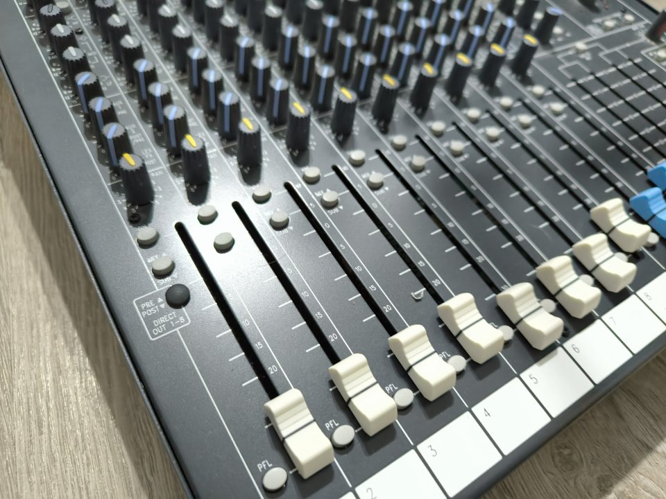 Mesa de mezclas Soundcraft Spirit FX8