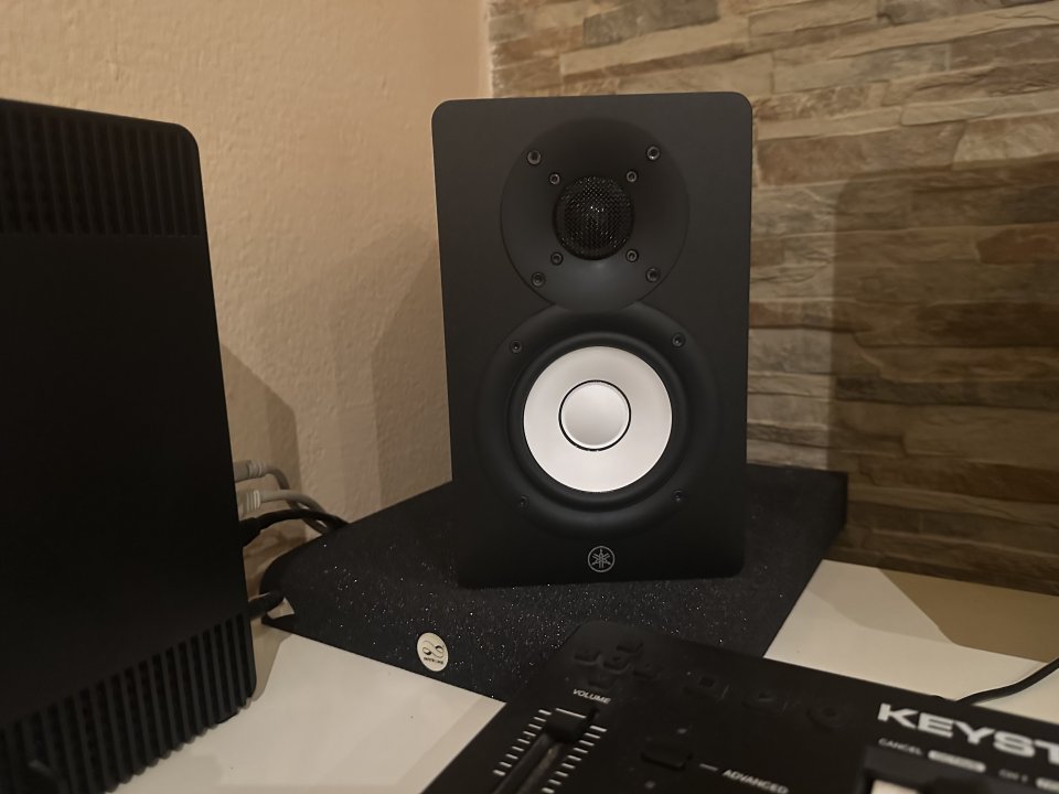 Monitores estudio Yamaha HS4