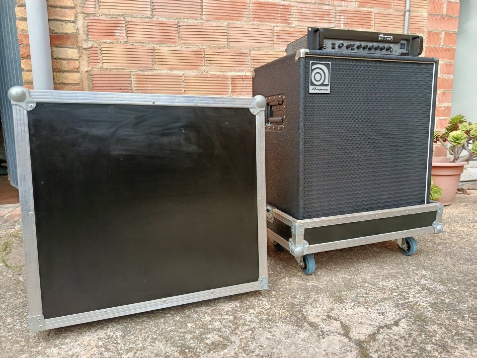 Ampeg SVT 7 PRO + Ampeg SVT 410 HE + Caixa protectora de segunda mano · Foto 2 de 4 · Tarragona · 1450 €