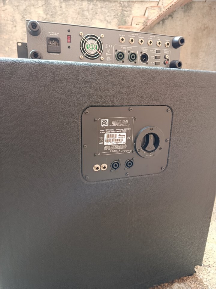 Ampeg SVT 7 PRO + Ampeg SVT 410 HE + Caixa protectora de segunda mano · Foto 3 de 4 · Tarragona · 1450 €