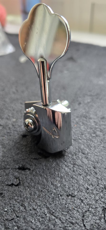 Clavijero bajo  Fender