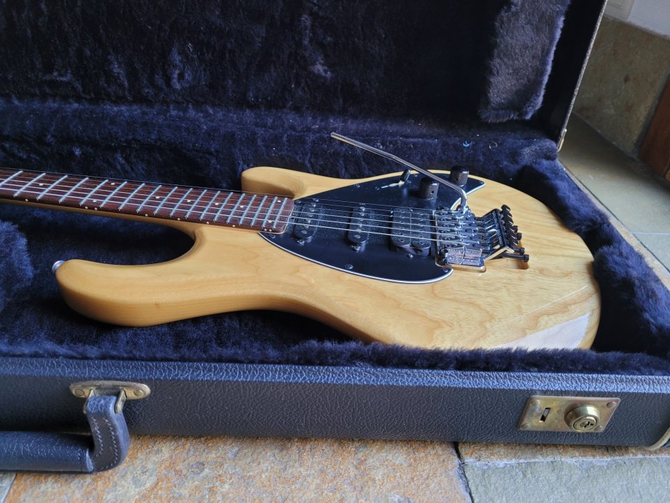 Music Man Silhoutte 1993 de segunda mano · Foto 7 de 10 · Madrid · 1600 €