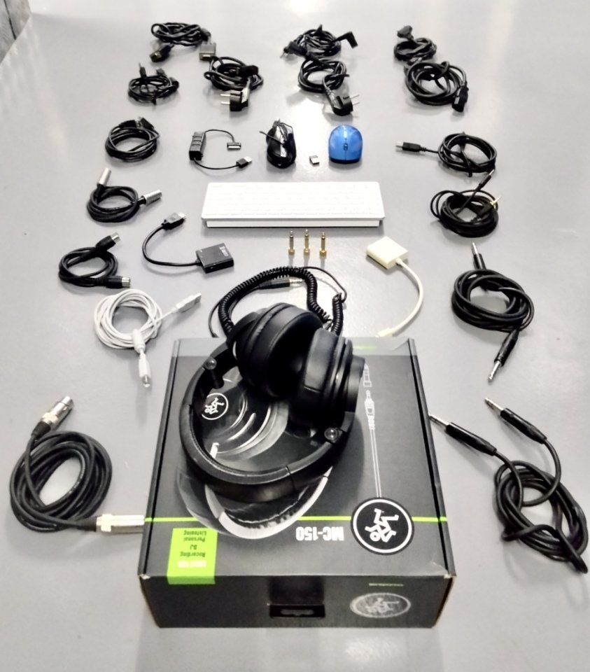Conjunto de varios cables, auriculares, accesorios de segunda mano · Foto 4 de 6 · Barcelona · 120 €
