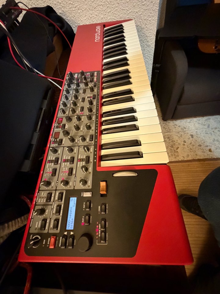 RESERVADO Teclado Nord Wave