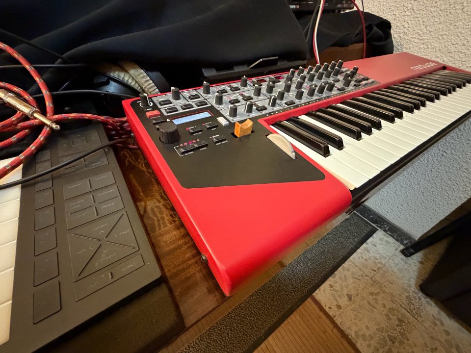 RESERVADO Teclado Nord Wave